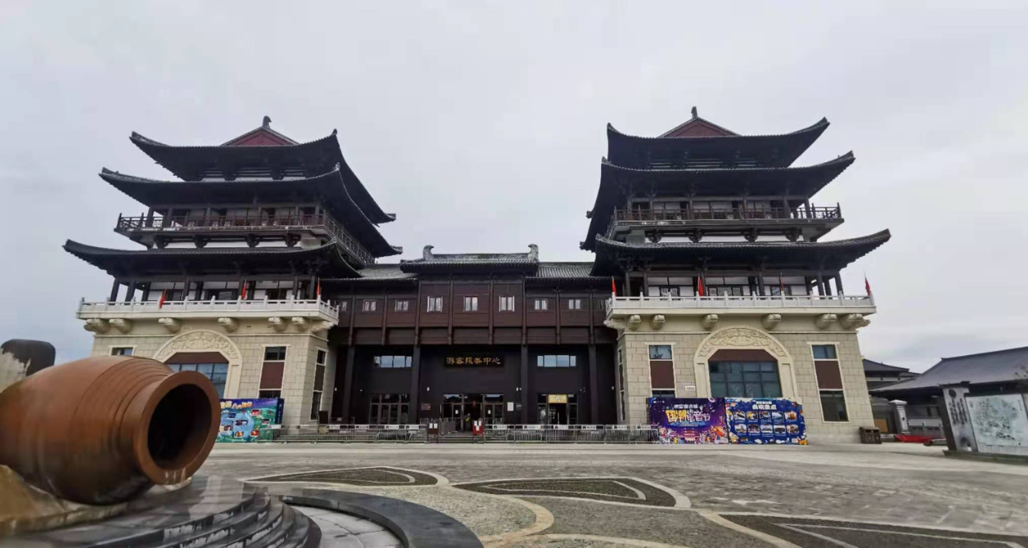長(zhǎng)沙花卉租擺-新憧憬園藝-新華聯(lián)銅官窯景區(qū)綠化-花箱種植-防腐木花箱